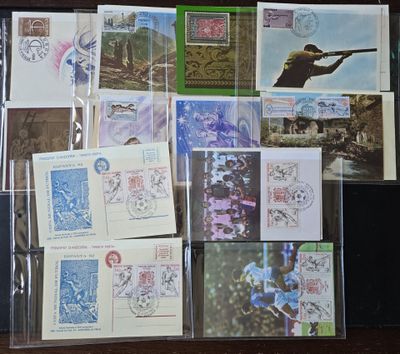 de nombreux types de timbres sur la table