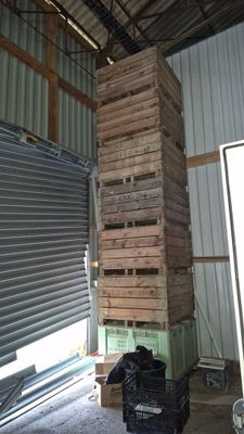 une grande pile de caisses en bois dans un entrepôt