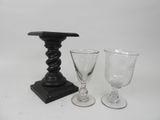 deux verres à vin et un bougeoir sur la table