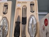 trois boîtes contenant différents types d'ustensiles de cuisine