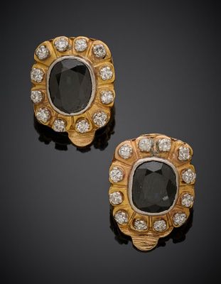 une paire de boucles d'oreilles en diamant noir et blanc