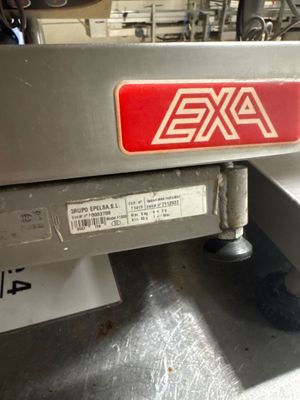 l'image d'une machine posée sur une table