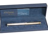 un stylo dans une boîte, sur fond blanc