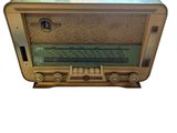 une vieille radio posée sur une table