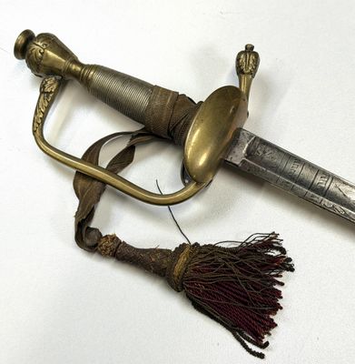 une épée et un pompon sur un fond blanc
