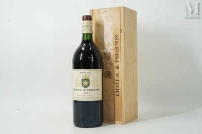 une bouteille de vin posée à côté d'une caisse en bois
