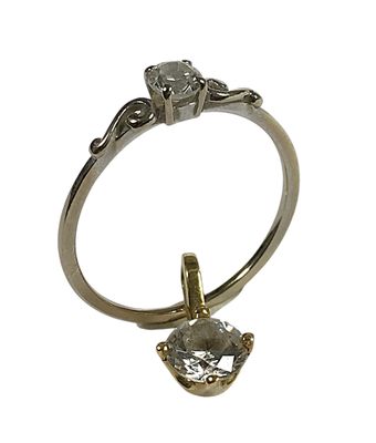 une image d'une bague en diamant sur fond blanc