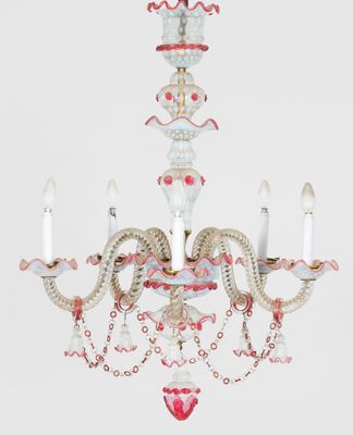 une image représentant un lustre rose et blanc suspendu au plafond