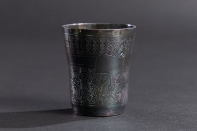 une coupe en argent posée sur une table