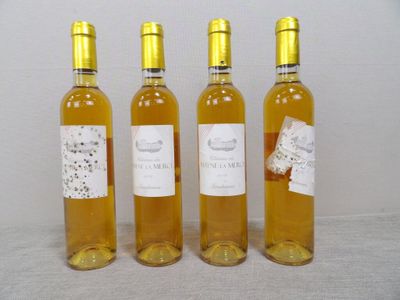 trois bouteilles de vin sont alignées sur une table