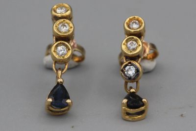 paire de boucles d'oreilles en saphir et diamants, en or jaune 18 carats