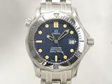 une image montrant un gros plan d'une montre-bracelet au cadran bleu