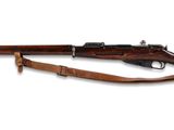 un fusil sur fond blanc, avec une crosse en bois