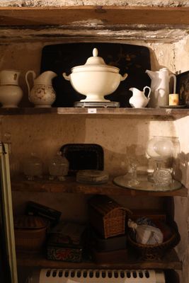 Dans la niche murale: Partie de vaisselle en porcelaine XIX°… - Photo 1