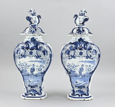 une paire de vases bleus et blancs ornés de figures