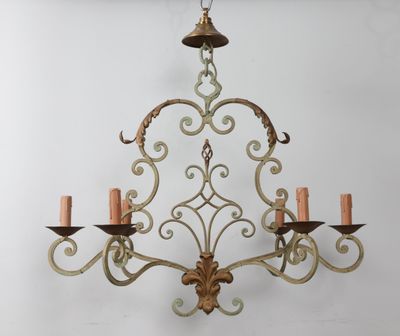 Lustre à six lumières en fer forgé laqué vert à décor d'arabesques et 