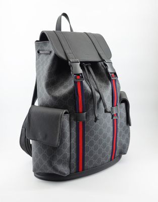 un sac à dos avec une bande rouge et bleue sur le côté