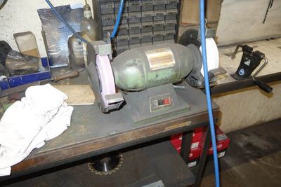 a machine that is sitting on a table in a garage