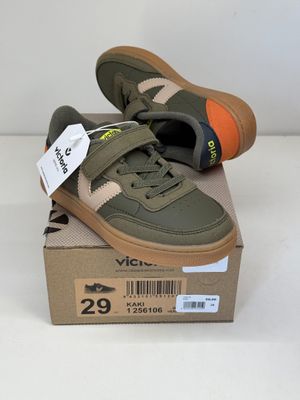 baskets Nike Court Borough pour garçon, couleur vert kaki et gomme
