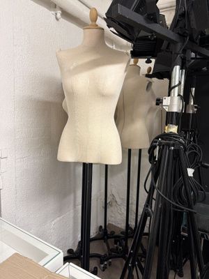 Plusieurs mannequins sont alignés devant un plateau de tournage