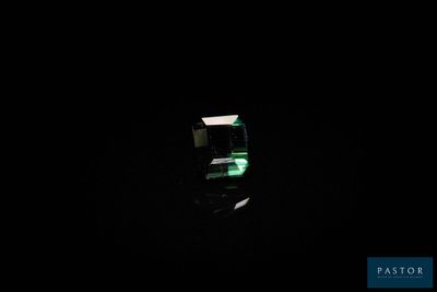 un feu vert qui s'allume dans l'obscurité