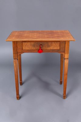l'image d'une petite table en bois surmontée d'un tiroir