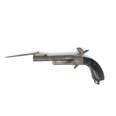 un gros plan d'un pistolet sur une surface blanche avec un fond blanc
