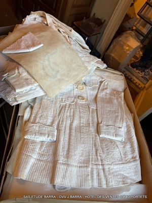 Ensemble de vêtements enfant dont linge de communion, baptème et diver - Photo 1