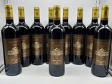 six bouteilles de vin rouge alignées sur une table