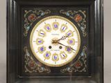 une horloge posée dans un cadre noir