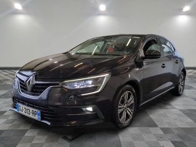 vue de face d'une voiture noire sur un sol à damier