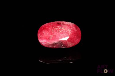 un gros plan d'un rubis rouge sur une surface noire