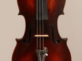 un vieux violon dont l'archet pend au niveau du manche