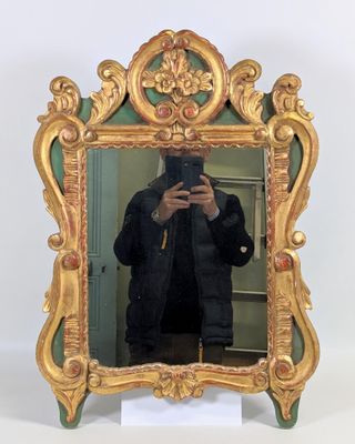 un homme se prenant en photo dans un miroir