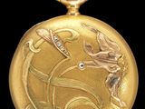 une image représentant une montre de poche en or ornée d'un dragon