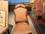 une pièce avec beaucoup de chaises et des tableaux accrochés aux murs