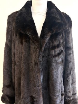 Ce manteau de fourrure est en fourrure de vison et possède un large col.