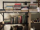 beaucoup de livres sur les étagères de la pièce