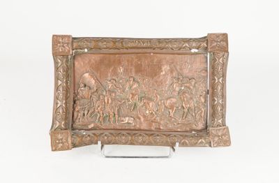 des sculptures sur un plateau métallique posé sur un support, sur une surface blanche