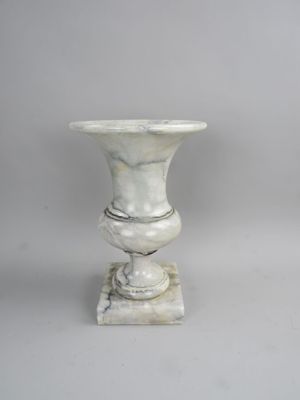 paire de vases en marbre blanc sur socle, sur fond gris