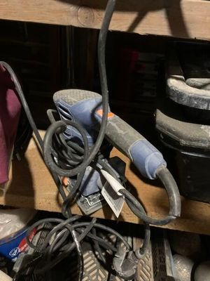 Ensemble soit : - 1 rabot de marque BOSCH, modèle PHO 20-82