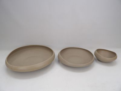 trois assiettes et un bol posés sur une table