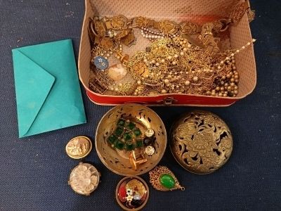 Lot de bijoux fantaisie cpt chaînes, broches, camées, perles…