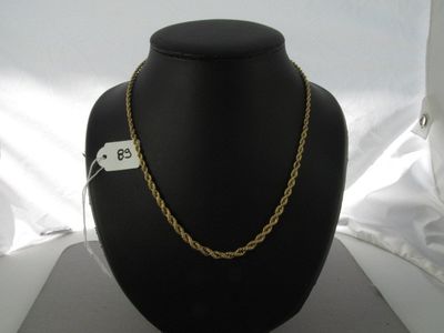 collier exposé avec son étiquette de prix, sur fond blanc