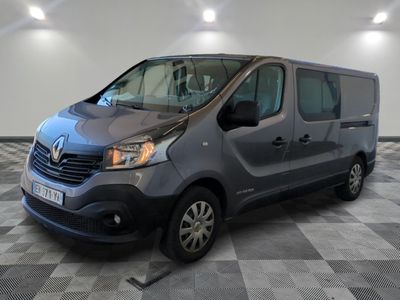 la camionnette grise est garée sur un sol en damier dans le garage