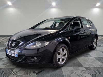 la photo d'une voiture noire garée dans un garage