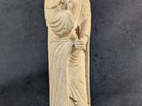 une image représentant la statue d'un homme tenant une canne