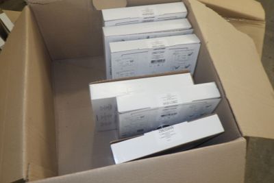 beaucoup de papiers dans une boîte posée par terre