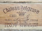 une boîte en bois sur laquelle est accrochée une pancarte indiquant « Château Belgrave »