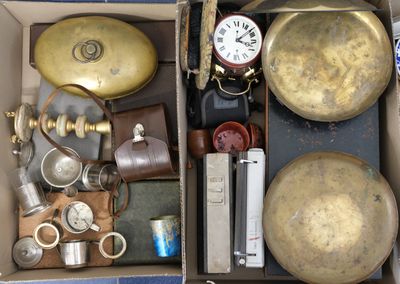 une boîte remplie de différentes sortes d'horloges et d'autres objets